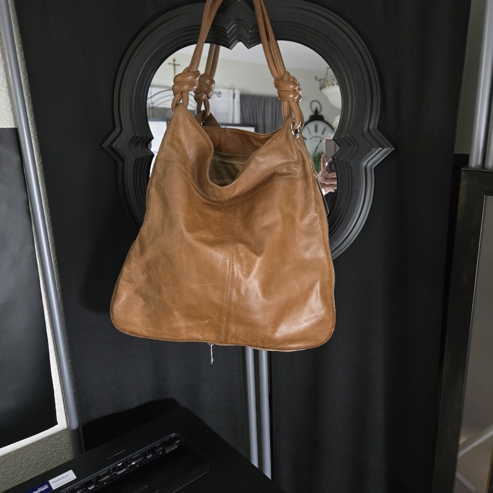 Glam Tan Leather Shoulder Bag with Slouchy Design